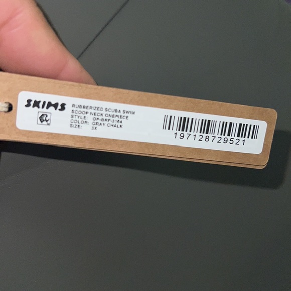 SKIMS RUBBERIZED SCUBA SWIM SCOOP NECK ONE gray chalk - Picture 4 of 8